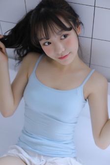 男女一起努力做豆浆